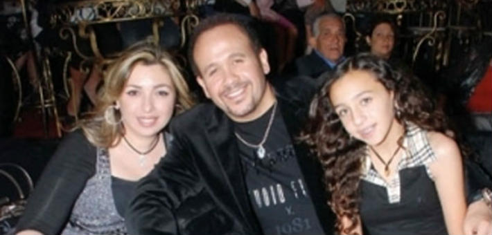 هشام عباس وزوجته وابنته