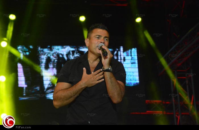 عمرو دياب أثناء غنائه