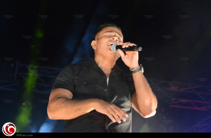 عمرو دياب أثناء غنائه