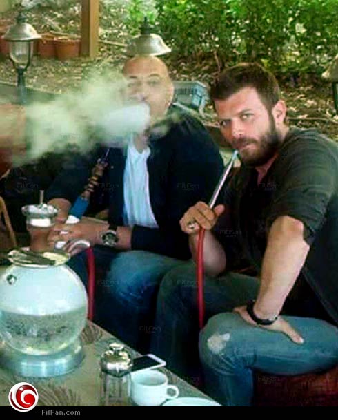 كيفانش تاتليتوج يدخن الشيشة مع أصدقاء