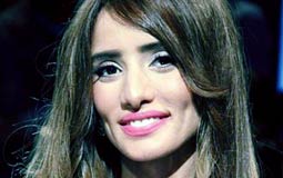 صورة- زينة في إجازة عائلية في باريس... هكذا أخفت وجه ابنيها