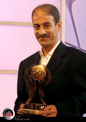 الأستاذ عماد مراد رئيس قطاع الانتاج بالشركة العربية قام بتسلم الجائزة نيابة عن الفنانة إسعاد يونس