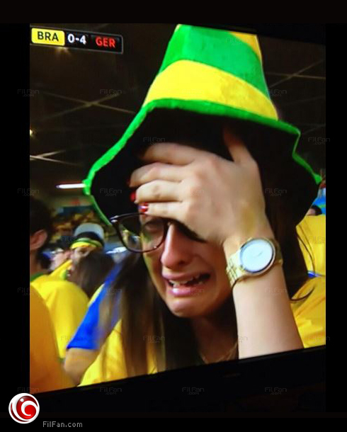 مشجعة برازيلية تبكي على الهزيمة الثقيلة