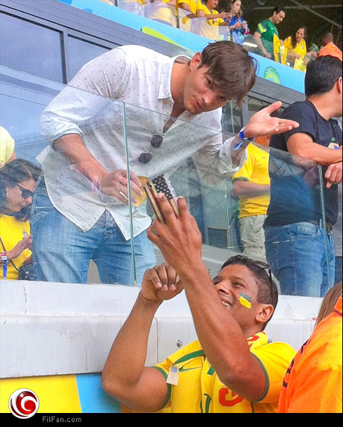 أشتون كوتشر مع مشجعي البرازيل