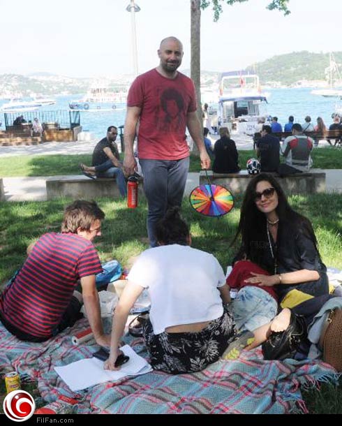 هاليت أرجنتش أو &quot;السلطان سليمان&quot; مع أسرته في الحديقة العامة