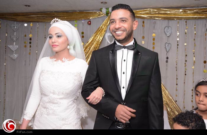 محمد حسن وزوجته في زفافهما 