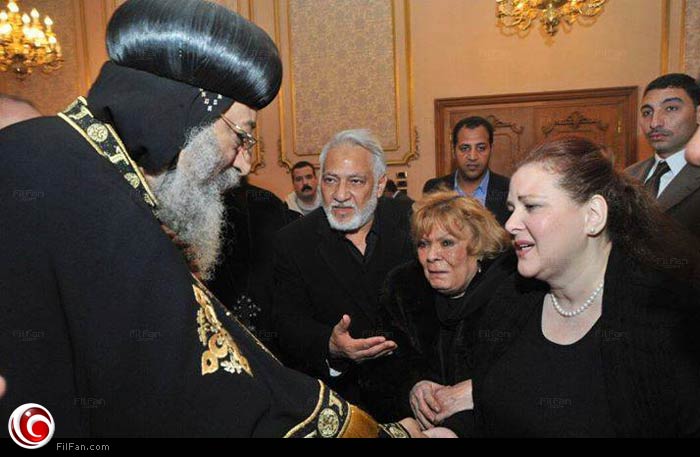 دلال عبد العزيز ونادية لطفي تقدمان واجب العزاء للبابا تواضروس الثاني