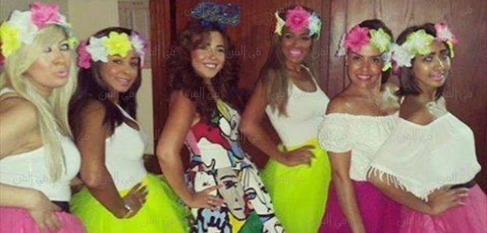 مي كساب تتوسط صديقاتها في حنتها