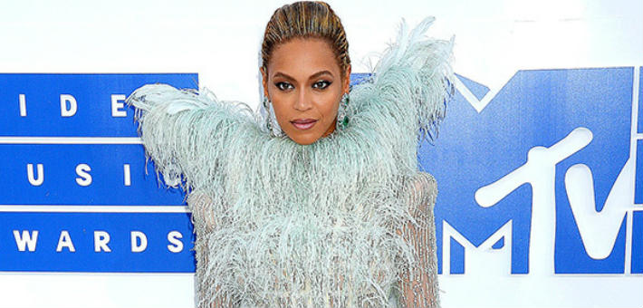 بيونسيه أثناء حضورها حفل MTV