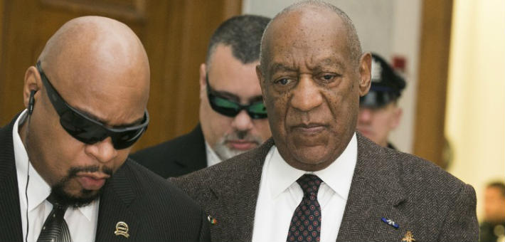 بيل كوسبي تم تصطحابه لقاعة المحكمة بعد ادعاء أنه أعمى