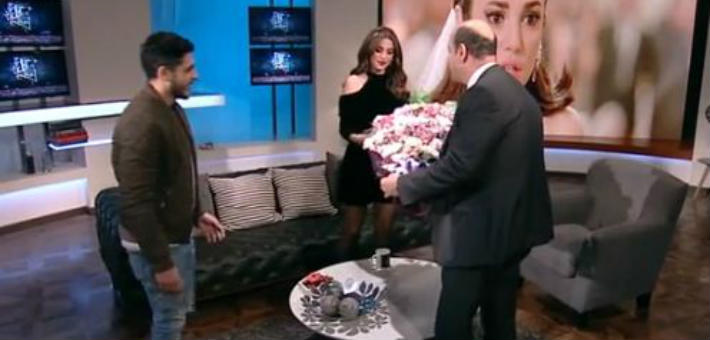 عمرو أديب يقدم باقة ورد إلى درة للترحيب بها في البرنامج