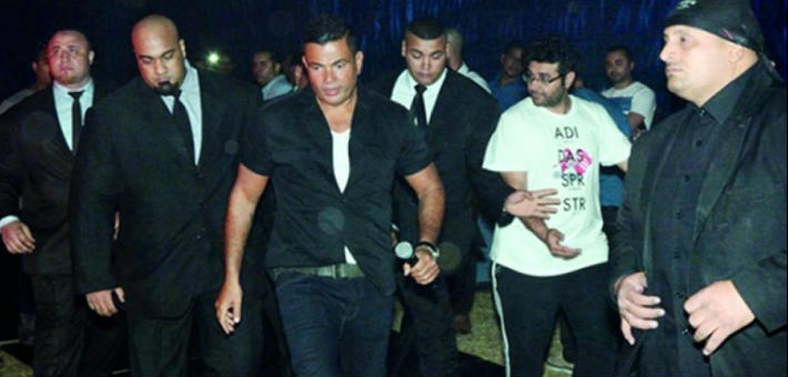 عمرو دياب في إحدى الحفلات