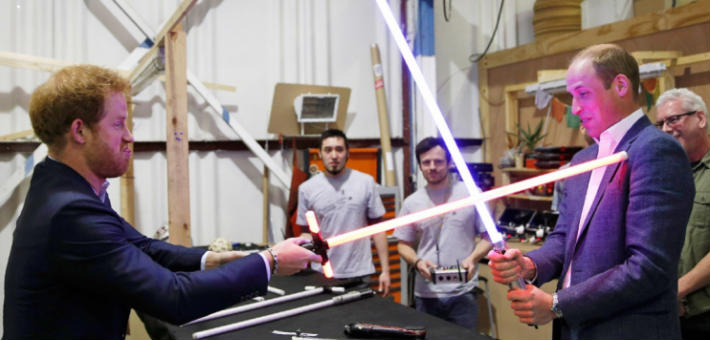 الأميران وليام وهاري بسيوف &quot;الجيداي&quot;