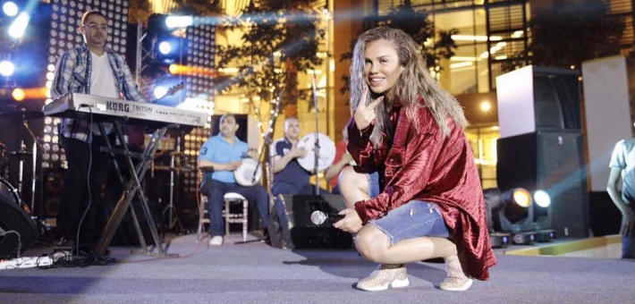 نيكول سابا في الحفل