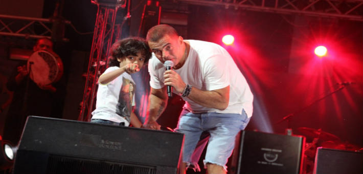 عمرو دياب والطفل محمد عاطف 