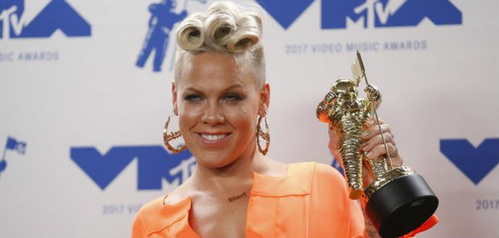 المغنية بينك تحصد جائزة مايكل جاكسون