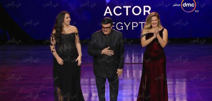 سمير غانم يتوسط ابنتيه دنيا وإيمي 