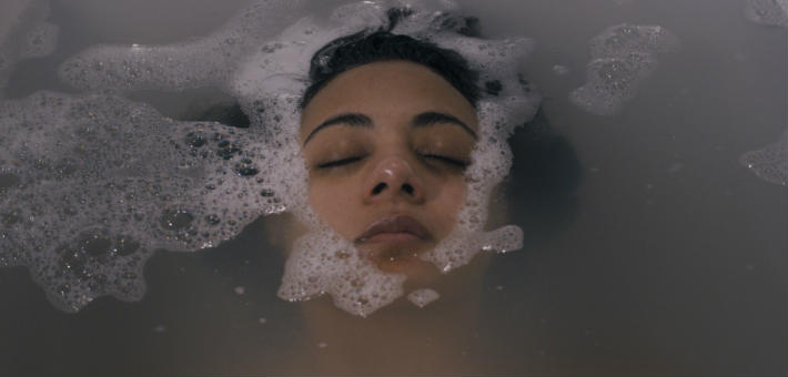 سارة الحناشي في مشهد من الفيلم