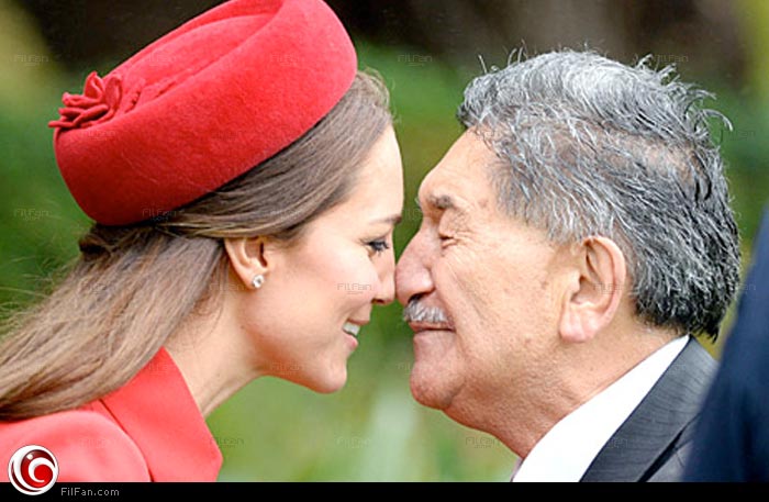 كيت ميدلتون تتبادل التحية مع السير جيري بطقوس الـ &quot;hongi&quot;