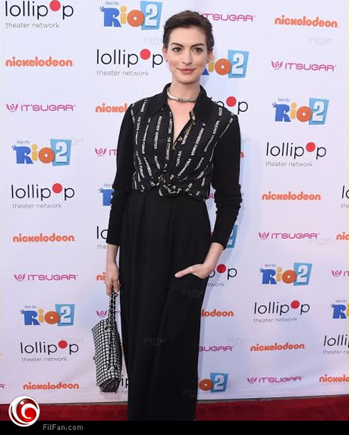 آن هاثاواي تكتب "ممنوع التدخين" بكل اللغات