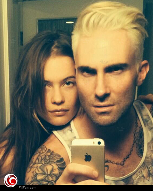 آدم ليفين بشعره الأصفر مع بيهاتي برينسلو