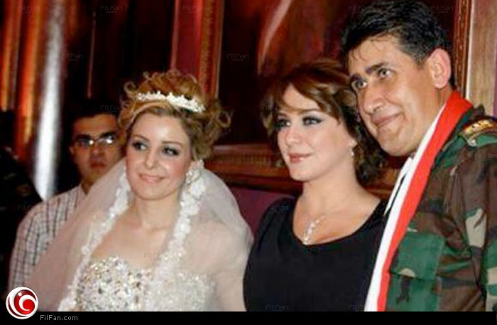 سلاف فواخرجي تشارك الجنود فرحتهم