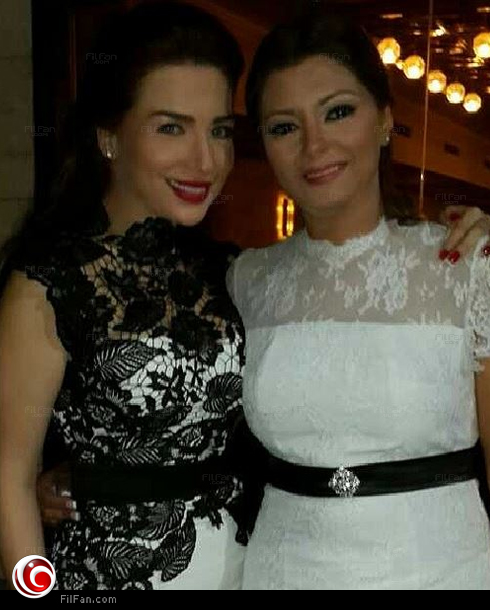 مي عز الدين مع أختها في زفافها