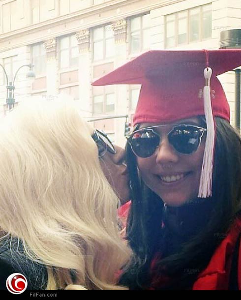 ليدي جاجا تقبل شقيقتها في يوم تخرجها