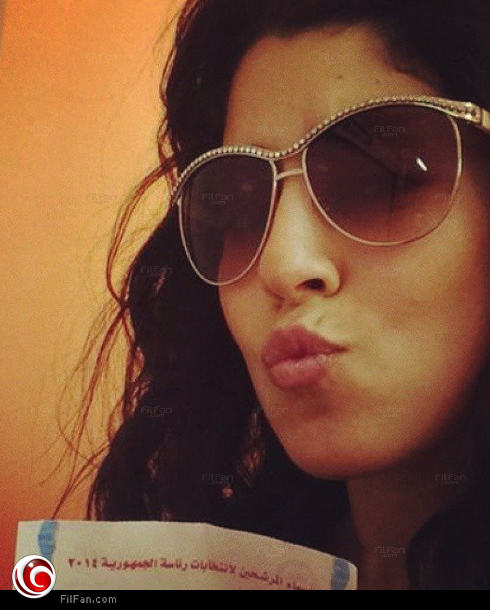 أيتن عامر بـ &quot;البوز إياه&quot; وهي تشارك في انتخابات الرئاسة