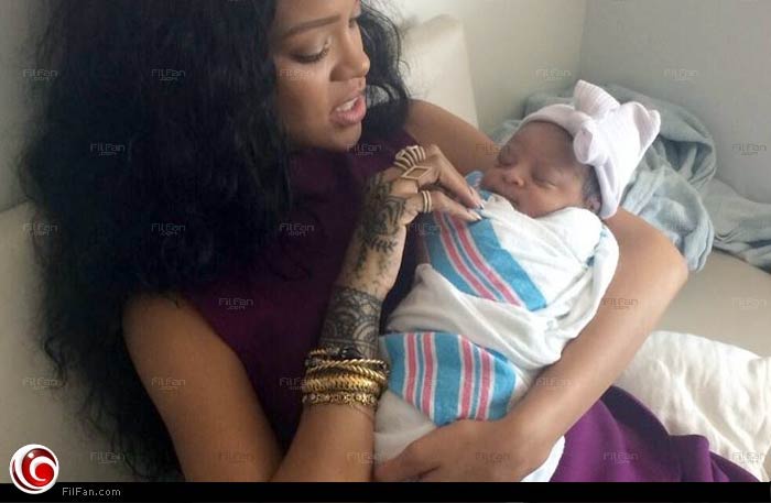 &quot;العمة&quot; ريانا تداعب قريبتها