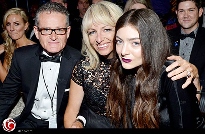 لورد مع والديها