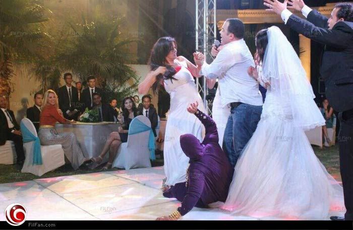 سما المصري أثناء اعتدائها بالضرب على &quot;لعنة الفراحنا&quot;