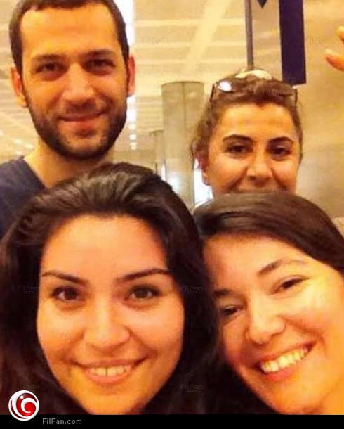 &quot;عاصي&quot; مع المعجبات بعد أداء مناسك العمرة