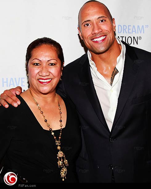 واين جونسون مع والدته