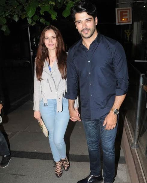 بوراك أوزجيفت وحبيبته فهرية أفجين