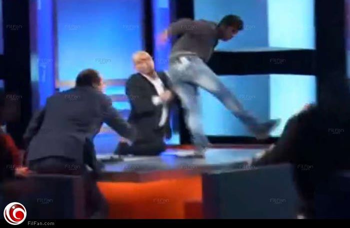 الشاب ركل والدته على الهواء