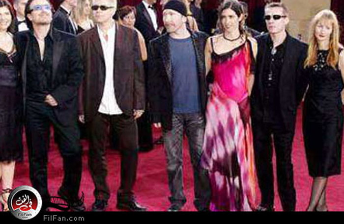 صورة أرشيفية لأعضاء فريق &quot;يو تو&quot; مع زوجاتهم - الصورة من : رويترز