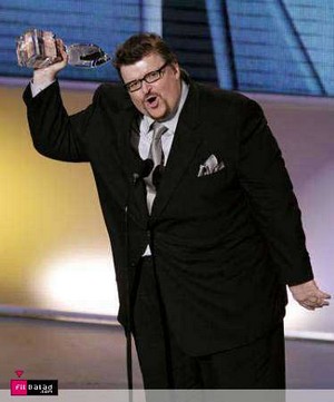 المخرج الأمريكي مايكل مور .. فيلمه أثار عاصفة من الغضب في نسخة كان السابقة