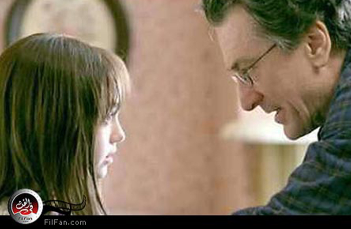 النجم روبرت دينيرو مع داكوتا فاننج في لقطة من أحدث أفلامه Hide And Seek