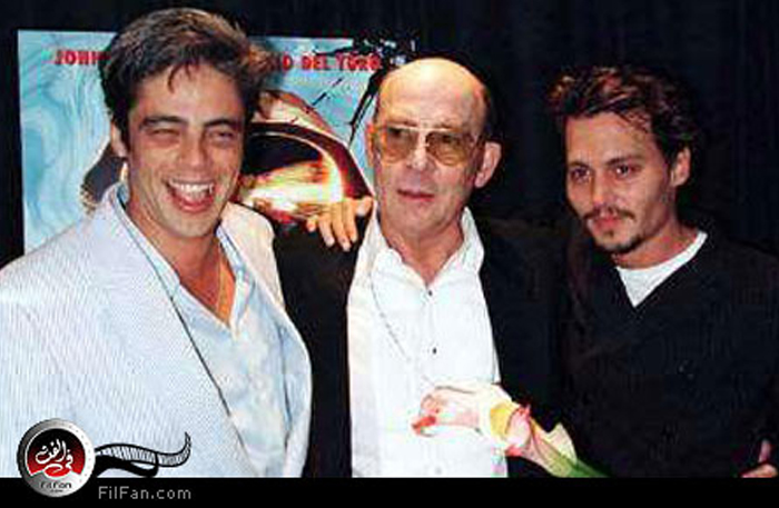 بينيسيو ديل تورو في اليسار إلى جانب هنتر طومسون وجوني ديب إلى أقصى اليمين