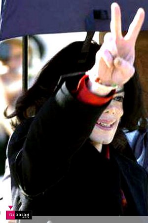 جاكسون يلوح بالنصر بعد الحكم ببرائته