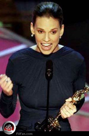 هيلاري سوانك عند فوزها بجائزة أوسكار أحسن ممثلة عن فيلم &quot;فتاة بمليون دولار&quot; - الصورة من رويترز.