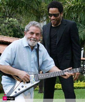 الرئيس البرازيلي لويس ايناسيو (إلى اليسار) وبجواره نجم الروك الأمريكي كرافتيز