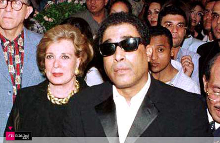 أحمد زكي وبجانبه السيدة جيهان أنور السادات