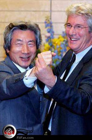 ريتشارد جير (إلى اليمين) يراقص كويزومي