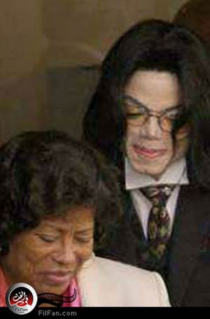 جاكسون وبجانبه والدته أثناء مغاردة المحكمة