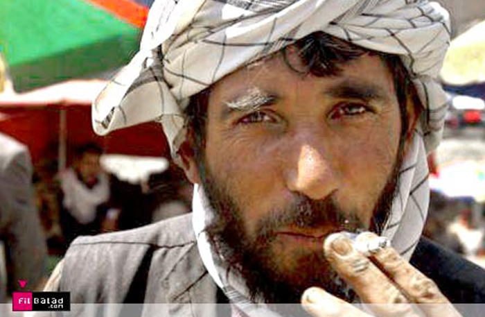 رجل أفغاني يدخن في شوارع أفغانستان ، مظهر آخر لم يكن معتاداً أيام طالبان - الصورة من رويترز