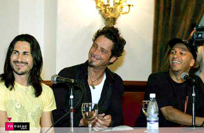 كريس كورنيل إلى اليمين وبجواره أحد أعضاء الفريق