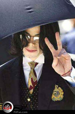 مايكل جاكسون يغادر مبنى المحكمة بمقاطعة سانتا باربرا بكاليفورنيا