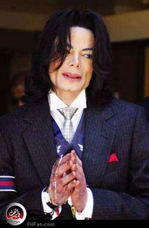 مايكل جاكسون يغادر مبنى المحكمة بمقاطعة سانتا باربرا بكاليفورنيا